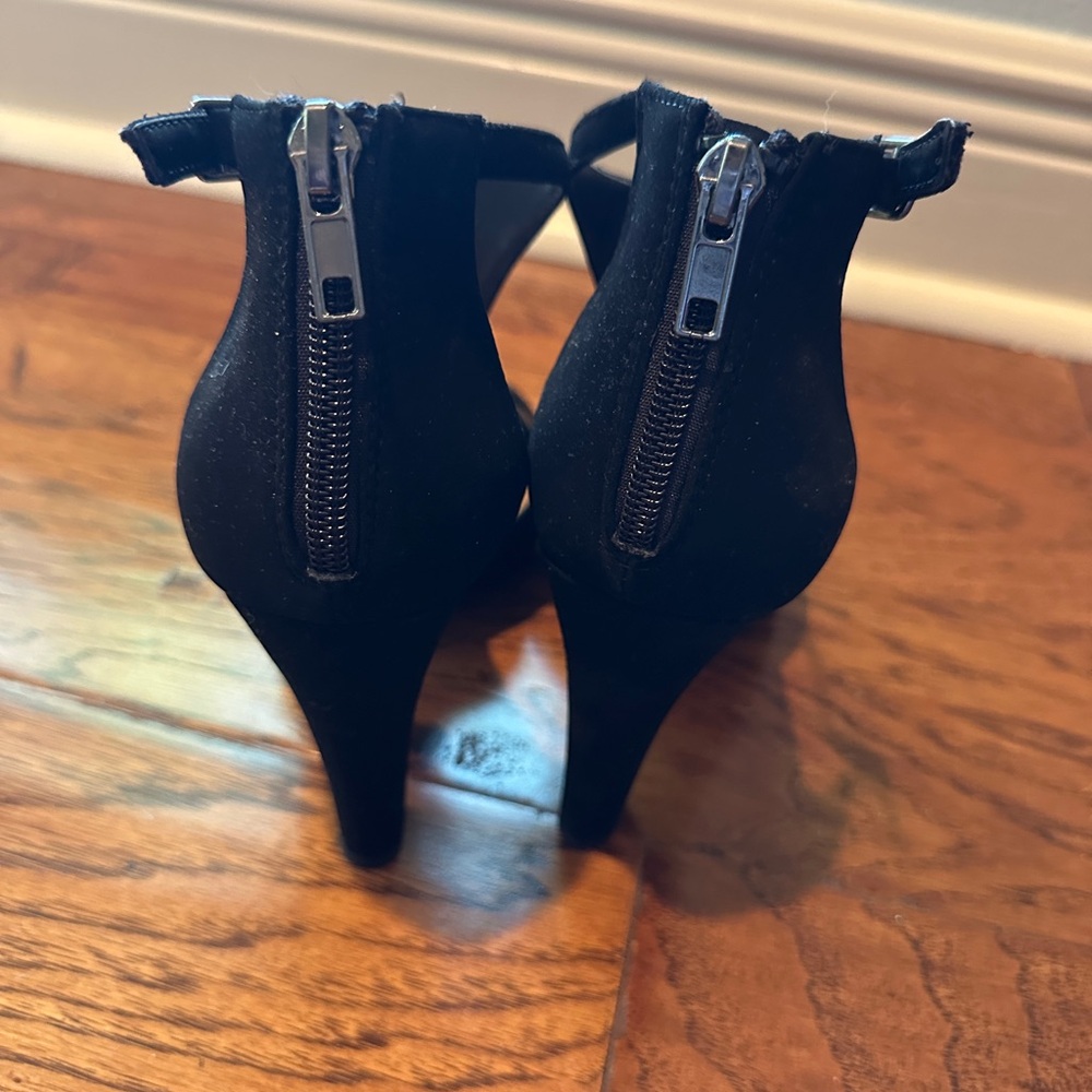 Delicious Black T-Strap Peep-Toe Heels with Ankle Buckle - Picture 5 of 5